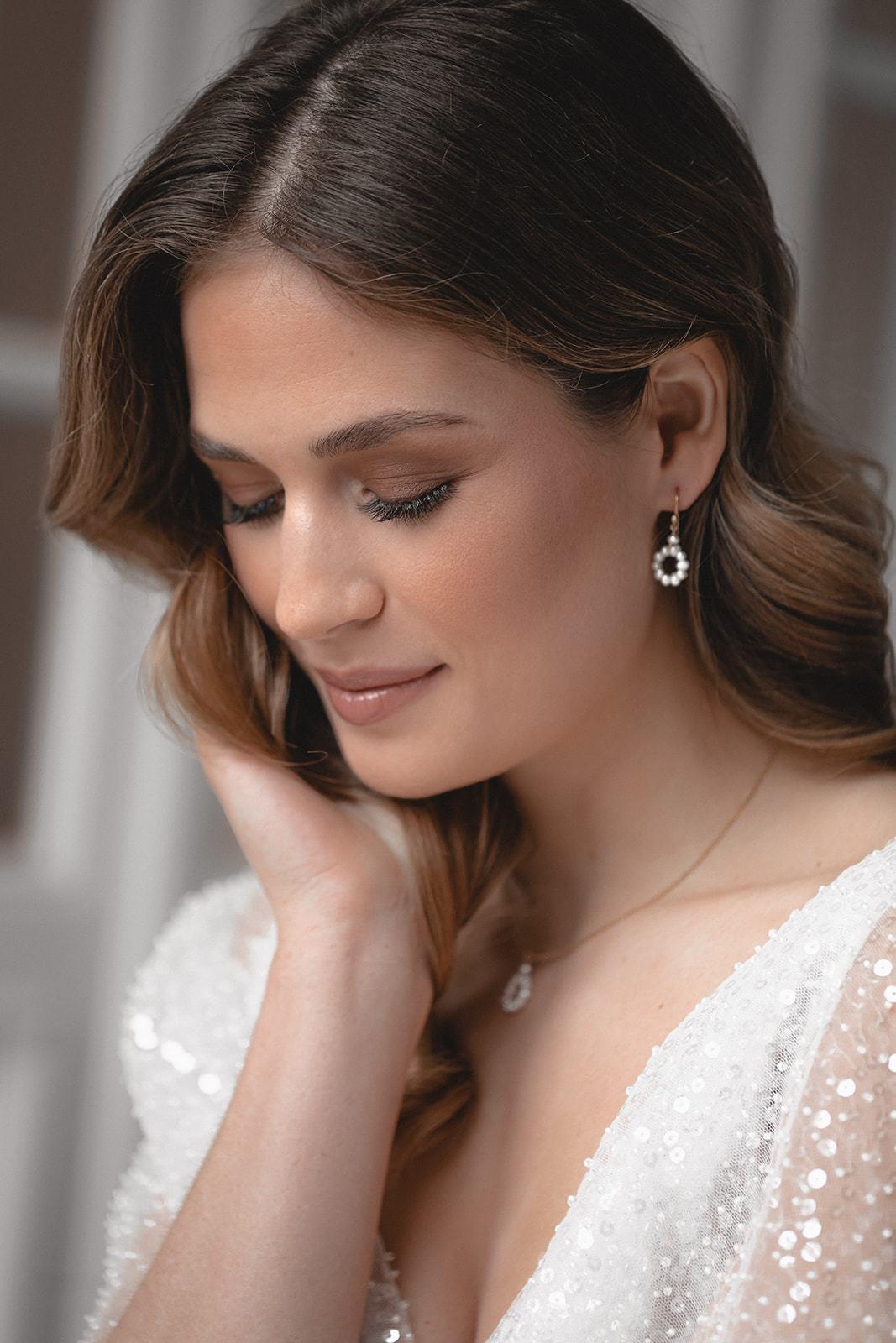 Boucles d'oreilles “Circle of Love” : les Boucles de Mariage à Petites Perles par Excellence.