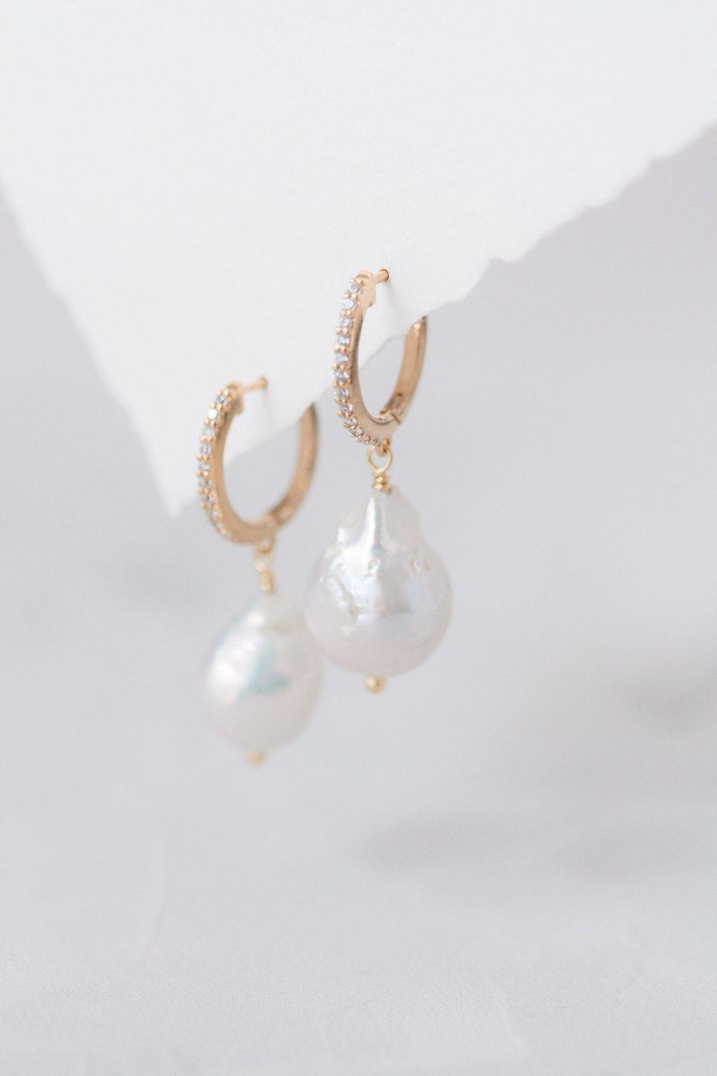 Boucles d'Oreilles "Dew Fresh" : les Boucles Créoles de Mariage à Perle par Excellence.
