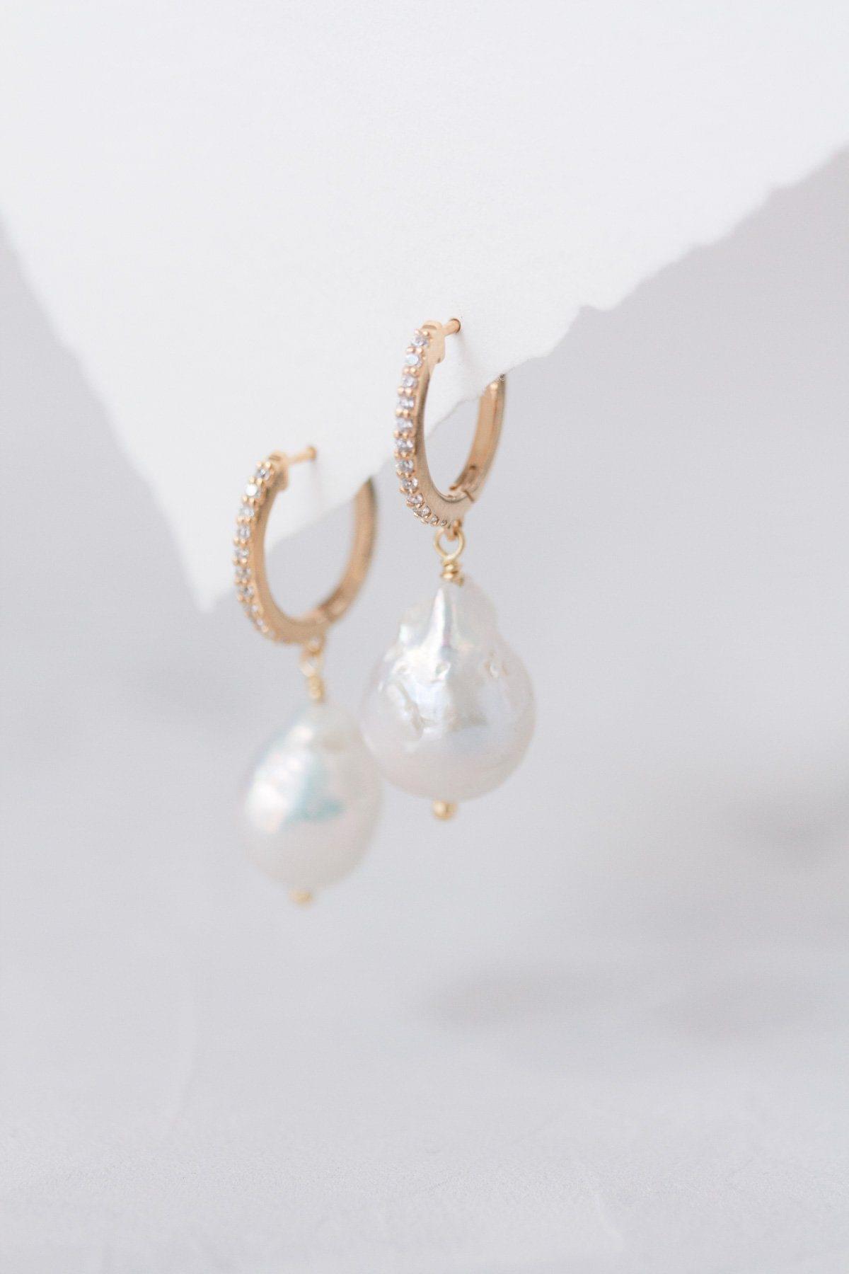 Boucles d'Oreilles "Dew Fresh" : les Boucles Créoles de Mariage à Perle par Excellence.