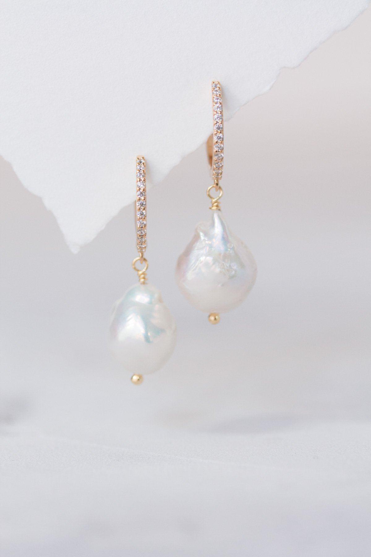 Boucles d'Oreilles "Dew Fresh" : les Boucles Créoles de Mariage à Perle par Excellence.