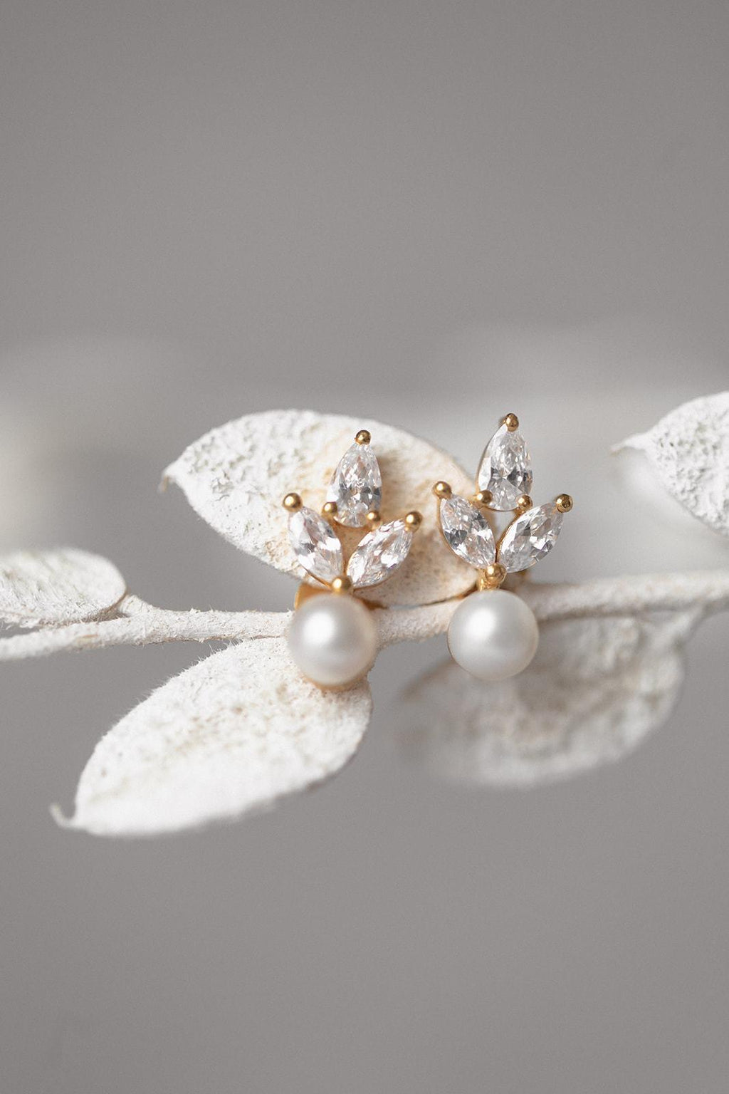Boucles d'Oreilles "Simply Delightful" : les Boucles de Mariage Cristal et Perle par Excellence.