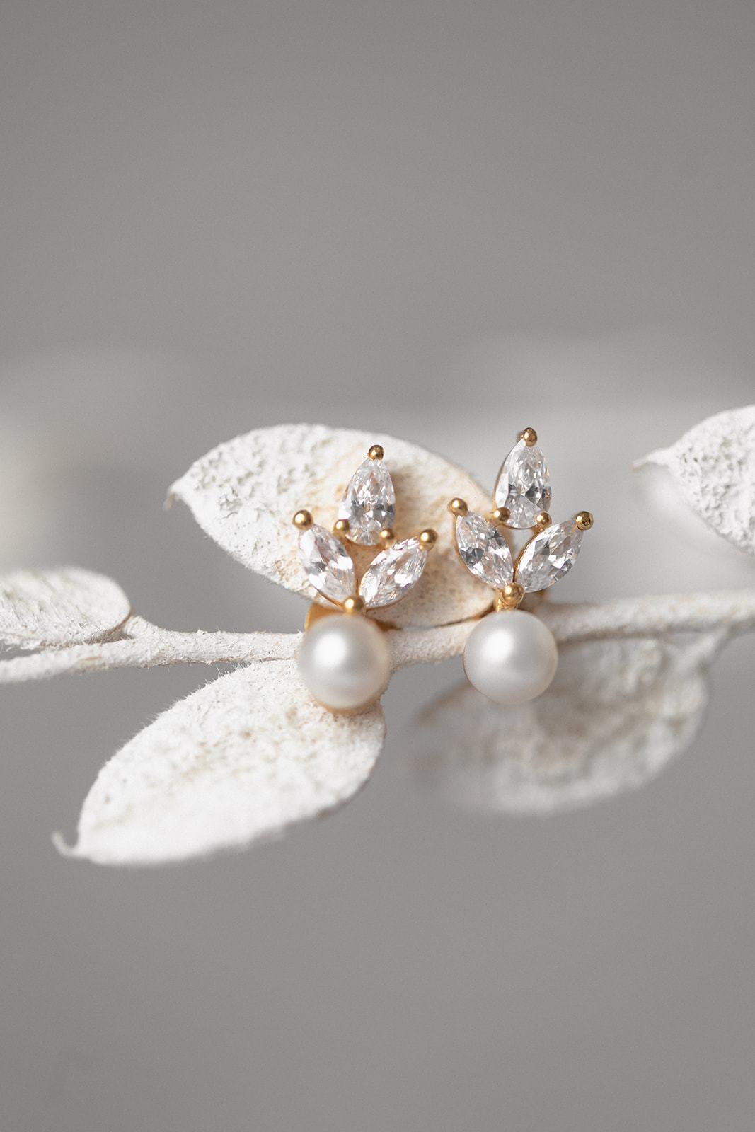 Boucles d'Oreilles "Simply Delightful" : les Boucles de Mariage Cristal et Perle par Excellence.