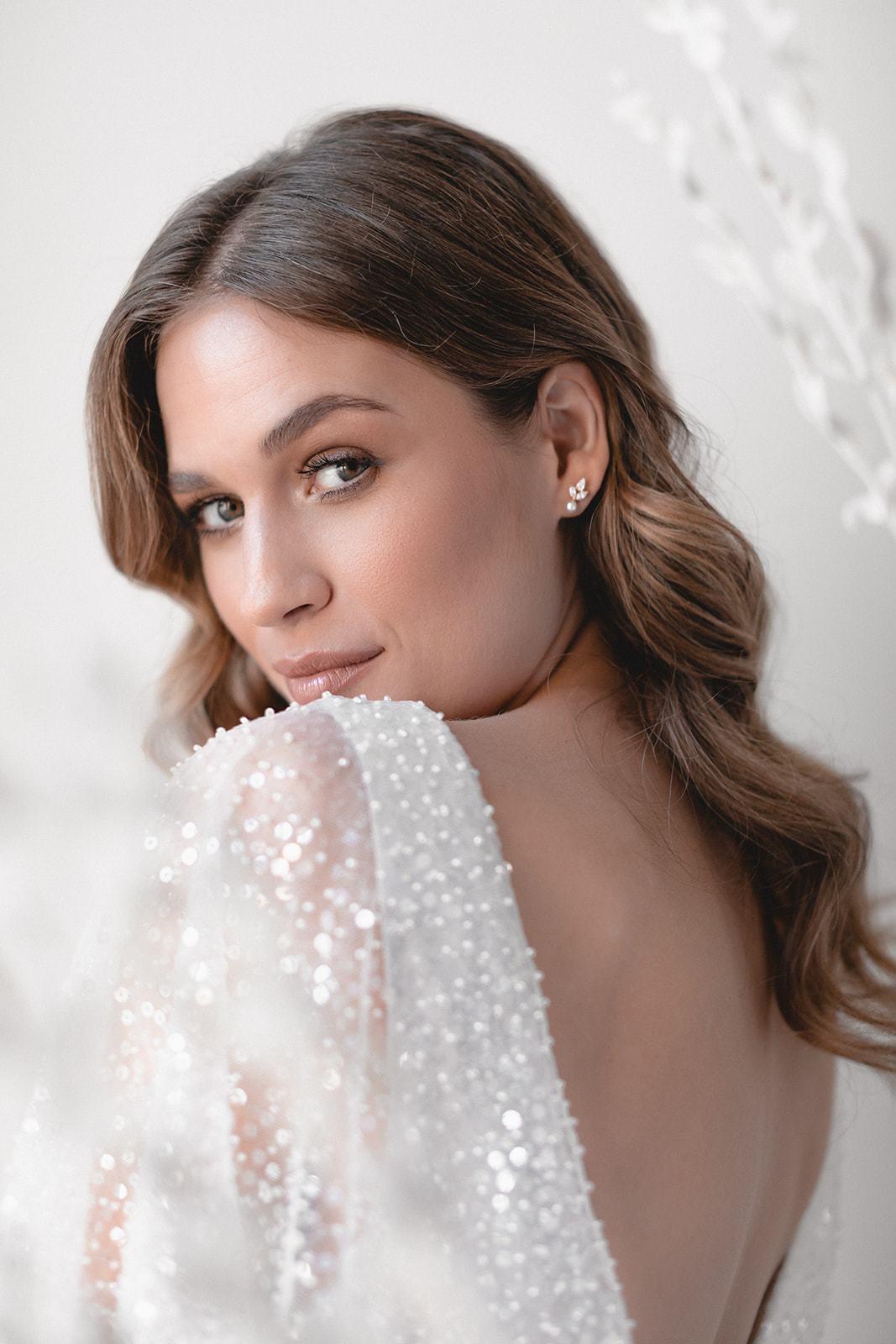 Boucles d'Oreilles "Simply Delightful" : les Boucles de Mariage Cristal et Perle par Excellence.