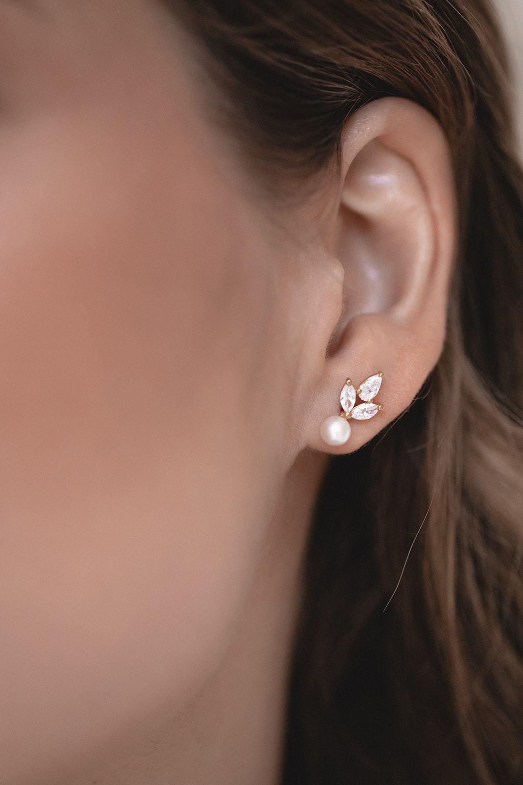 Boucles d'Oreilles "Simply Delightful" : les Boucles de Mariage Cristal et Perle par Excellence.