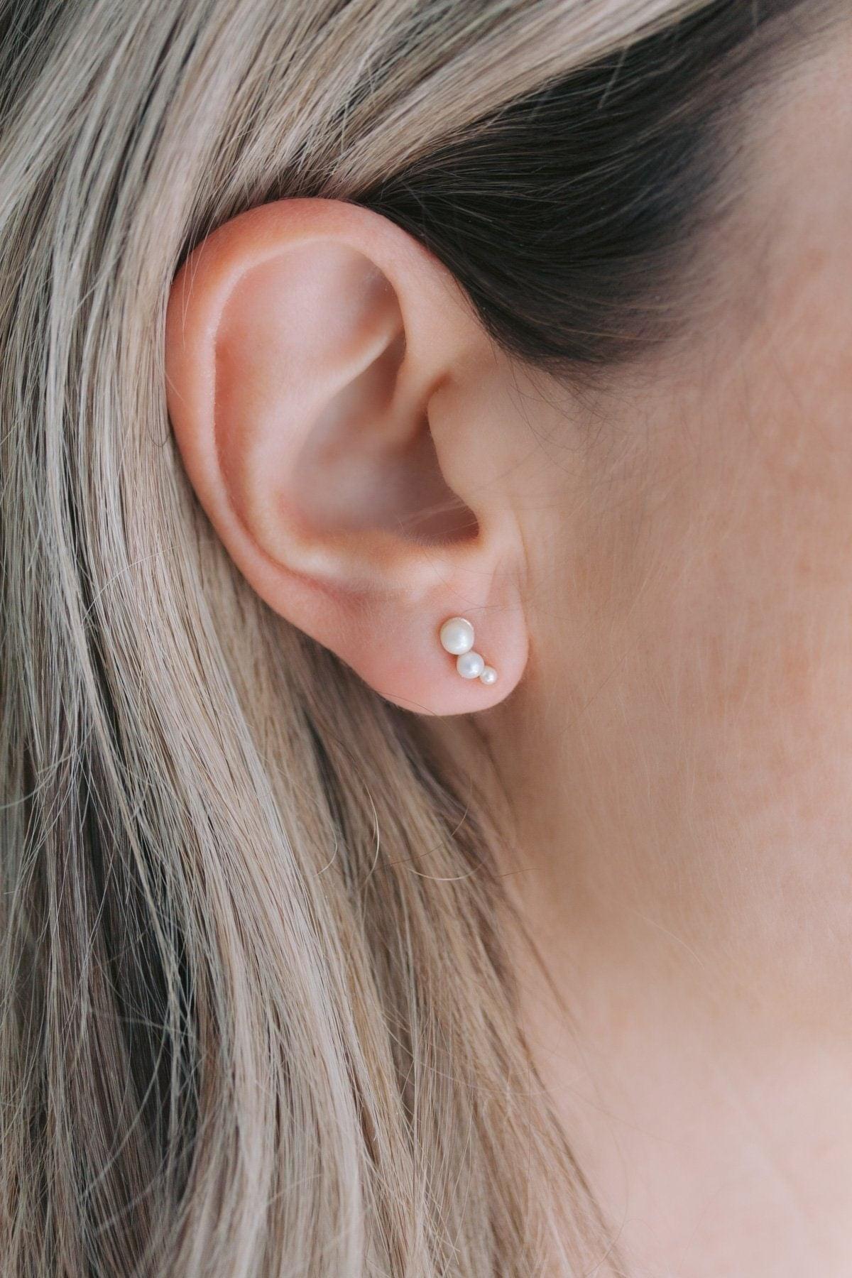 Boucles d'Oreilles "Tiny Trio" : les Boucles de Mariage à Perles par Excellence.