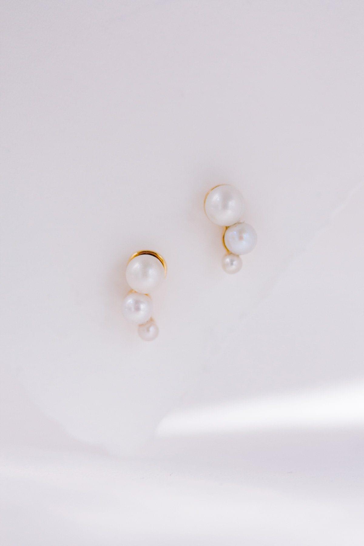 Boucles d'Oreilles "Tiny Trio" : les Boucles de Mariage à Perles par Excellence.