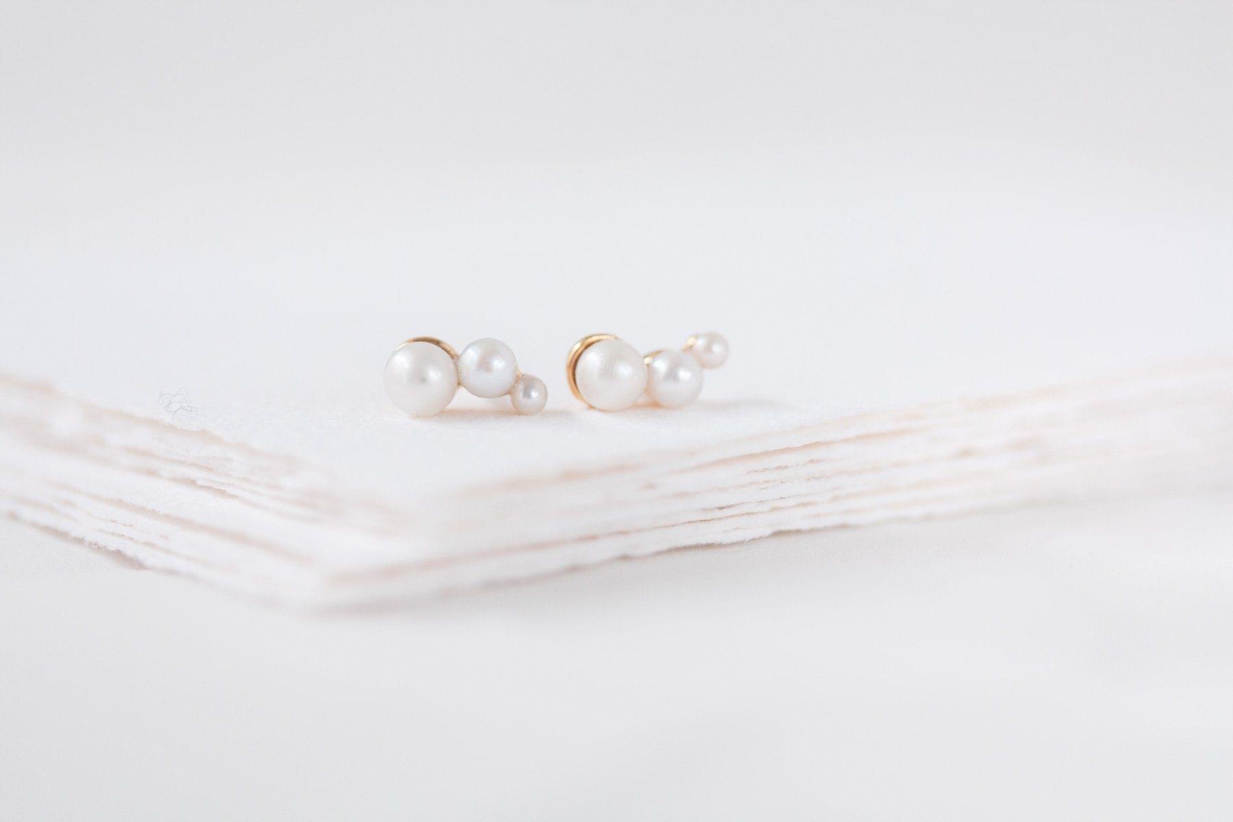 Boucles d'Oreilles "Tiny Trio" : les Boucles de Mariage à Perles par Excellence.