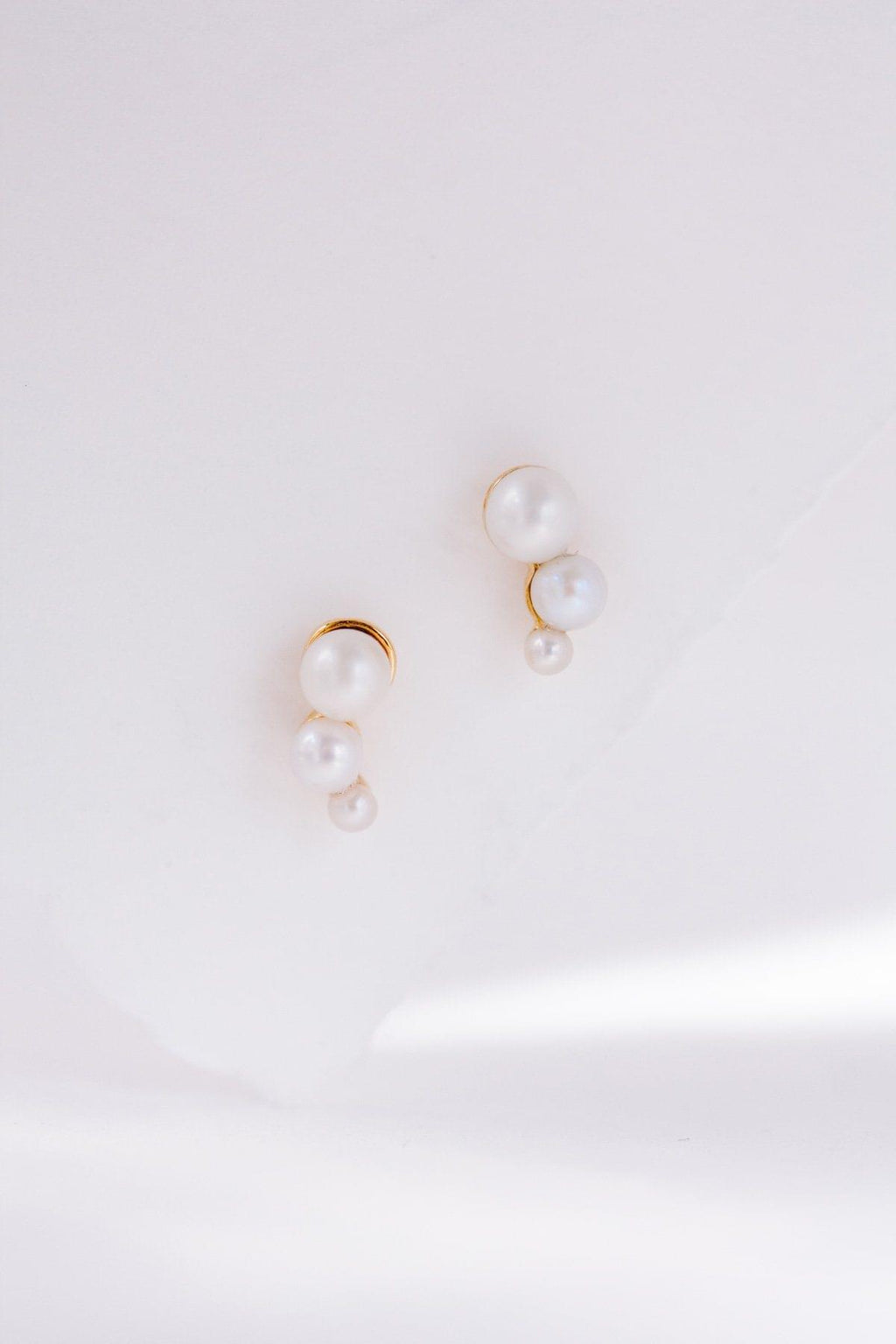 Boucles d'Oreilles "Tiny Trio" : les Boucles de Mariage à Perles par Excellence.