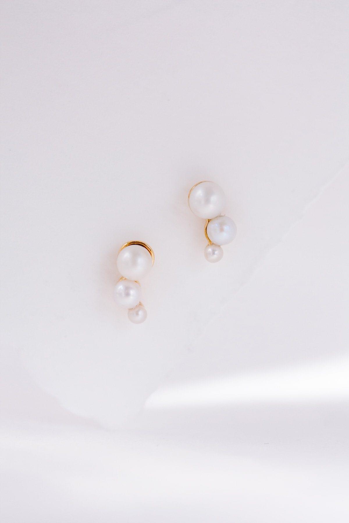 Boucles d'Oreilles "Tiny Trio" : les Boucles de Mariage à Perles par Excellence.