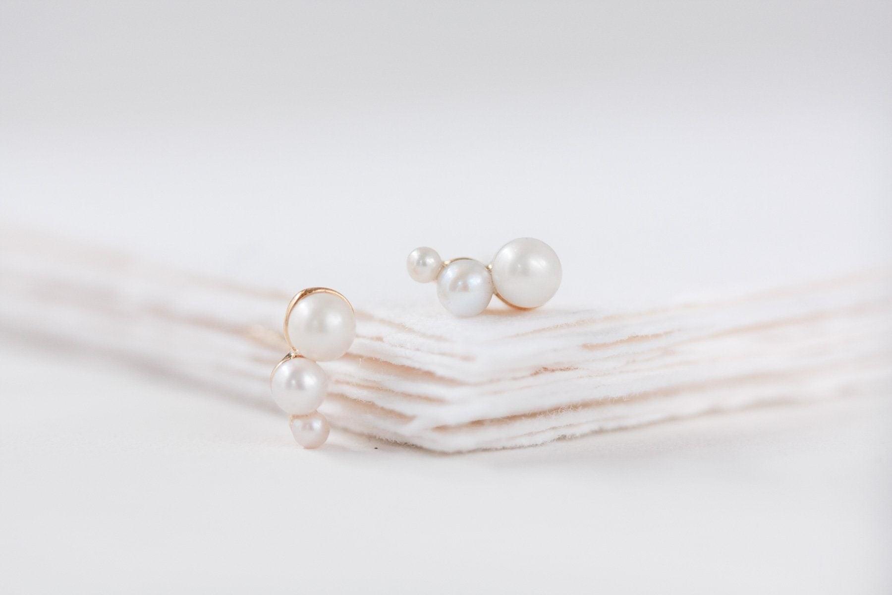 Boucles d'Oreilles "Tiny Trio" : les Boucles de Mariage à Perles par Excellence.
