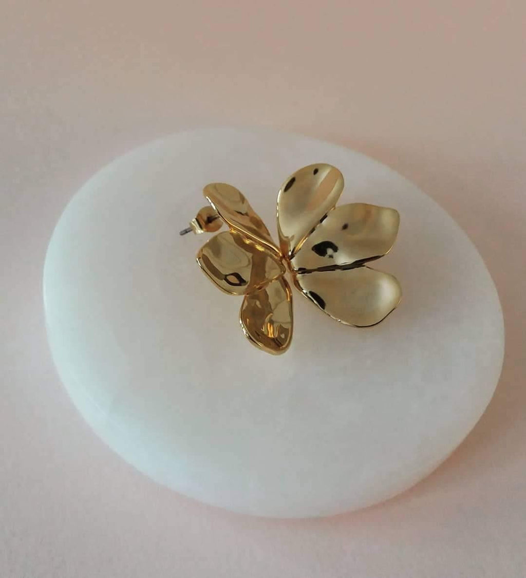 Boucles d'Oreilles "Nymphéa" : les Boucles de Mariage à Pétales d'Or par Excellence.