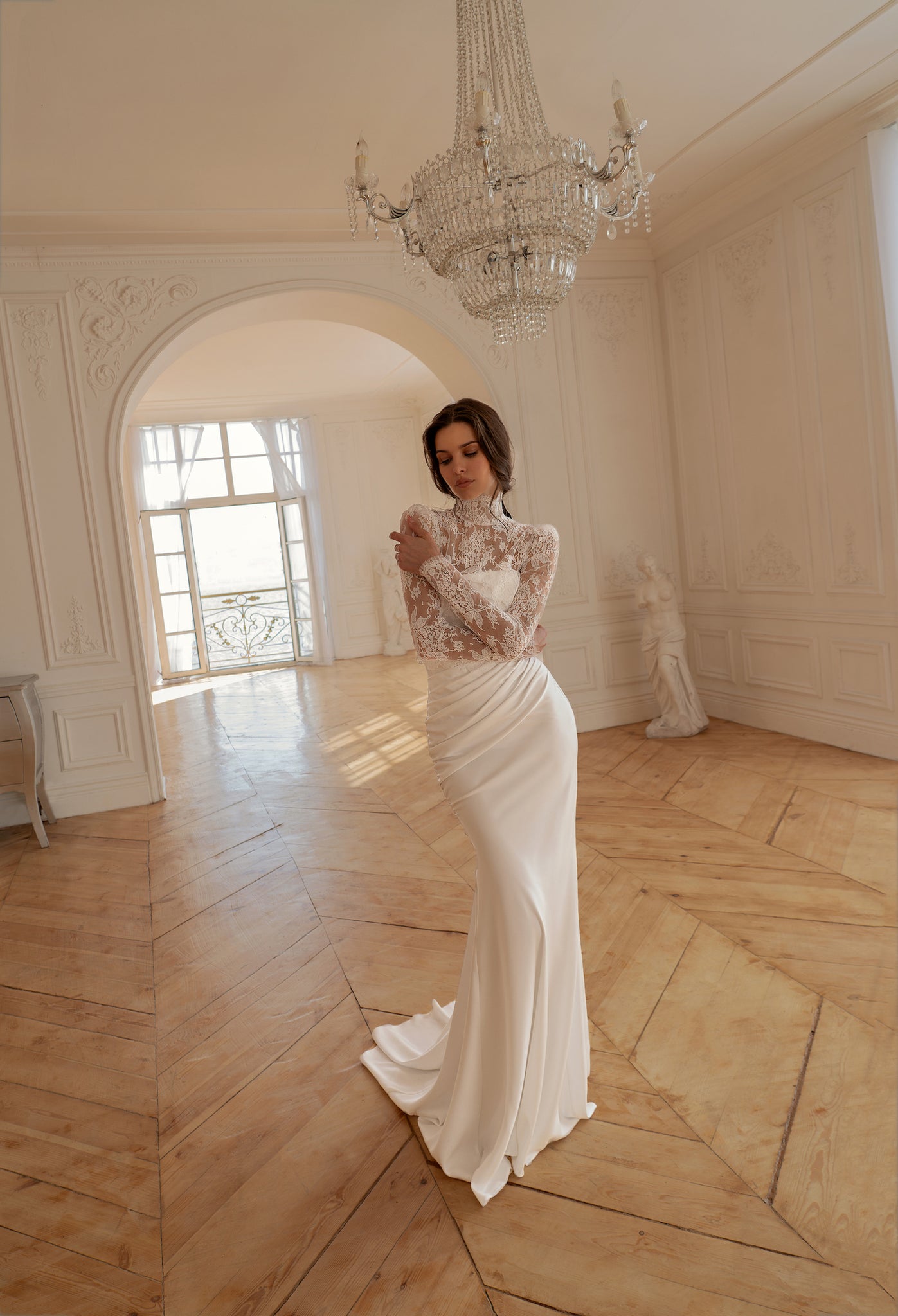 Assel : la Robe Sirène Satin avec Boléro en Dentelle par Excellence.