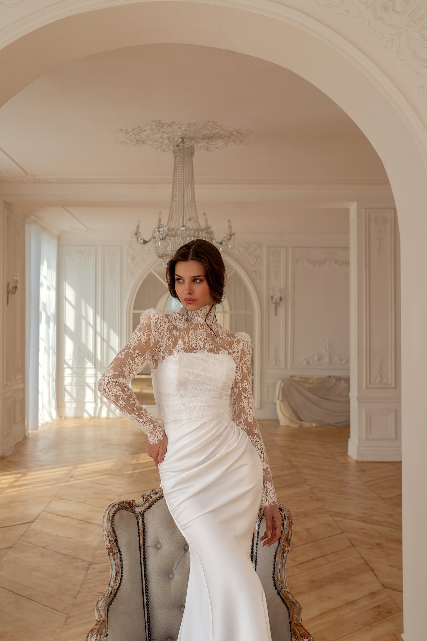 Assel : la Robe Sirène Satin avec Boléro en Dentelle par Excellence.