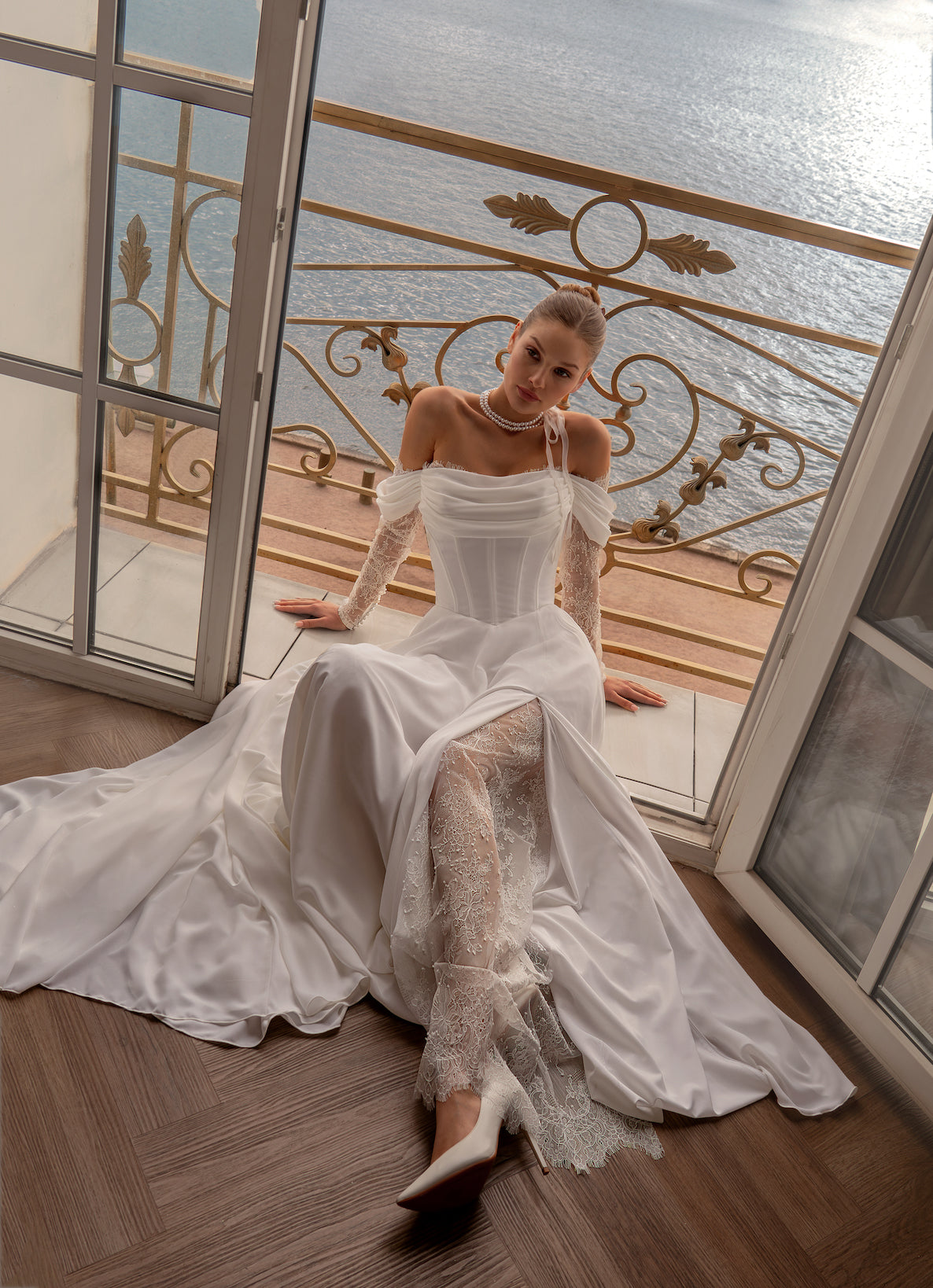 Deya : la Robe de Mariée Satin et Dentelle par Excellence.