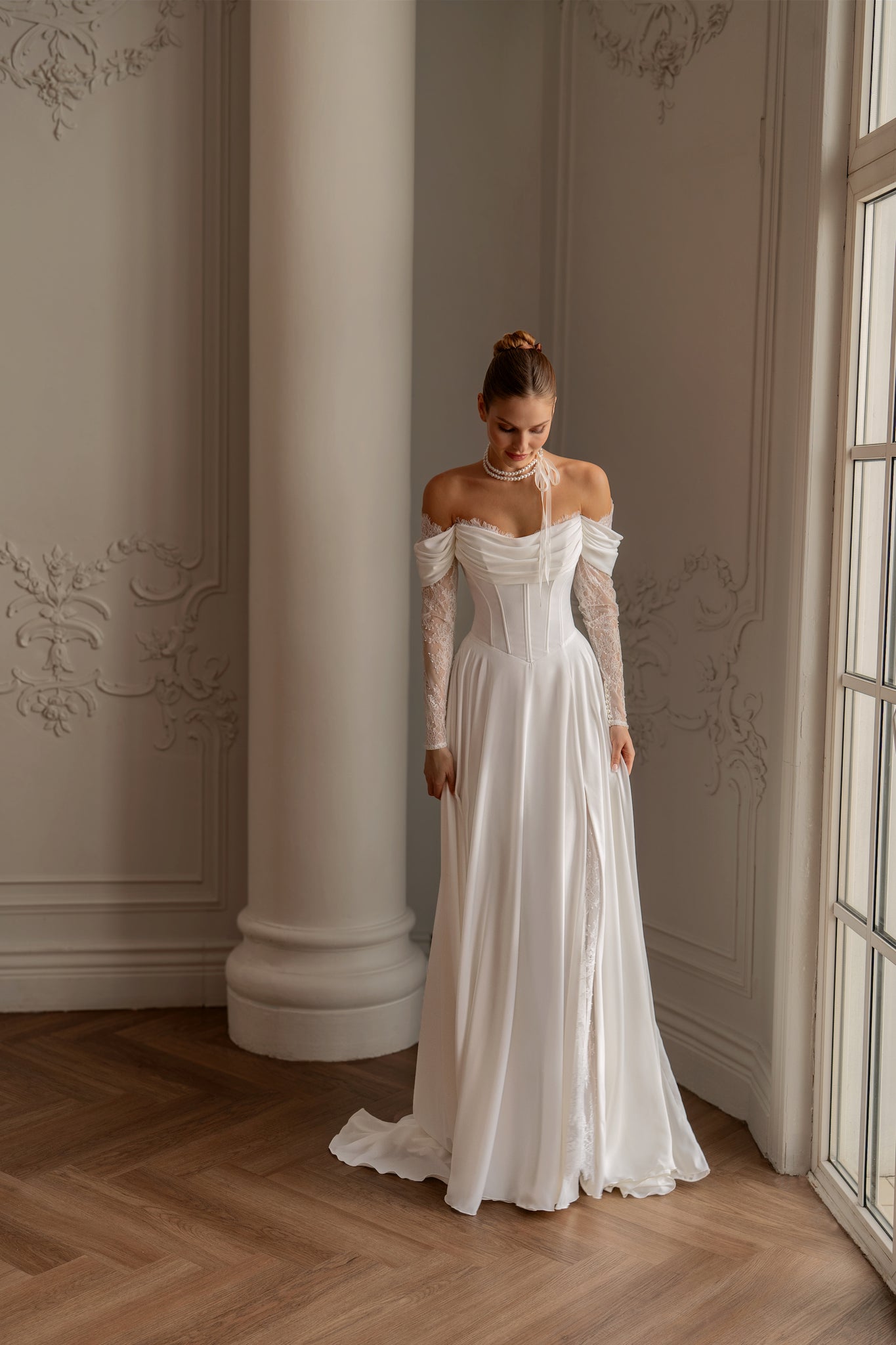 Deya : la Robe de Mariée Satin et Dentelle par Excellence.