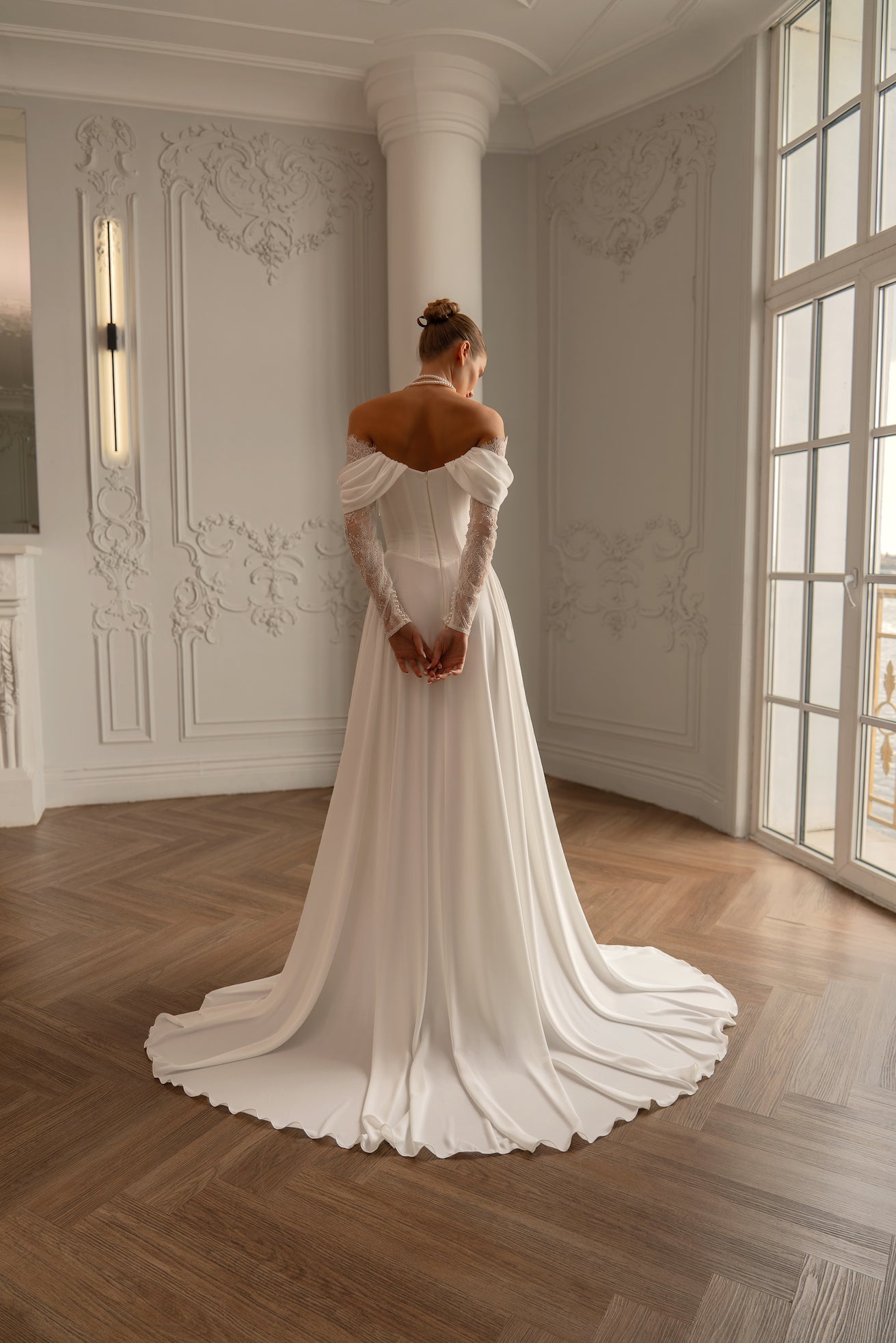 Deya : la Robe de Mariée Satin et Dentelle par Excellence.