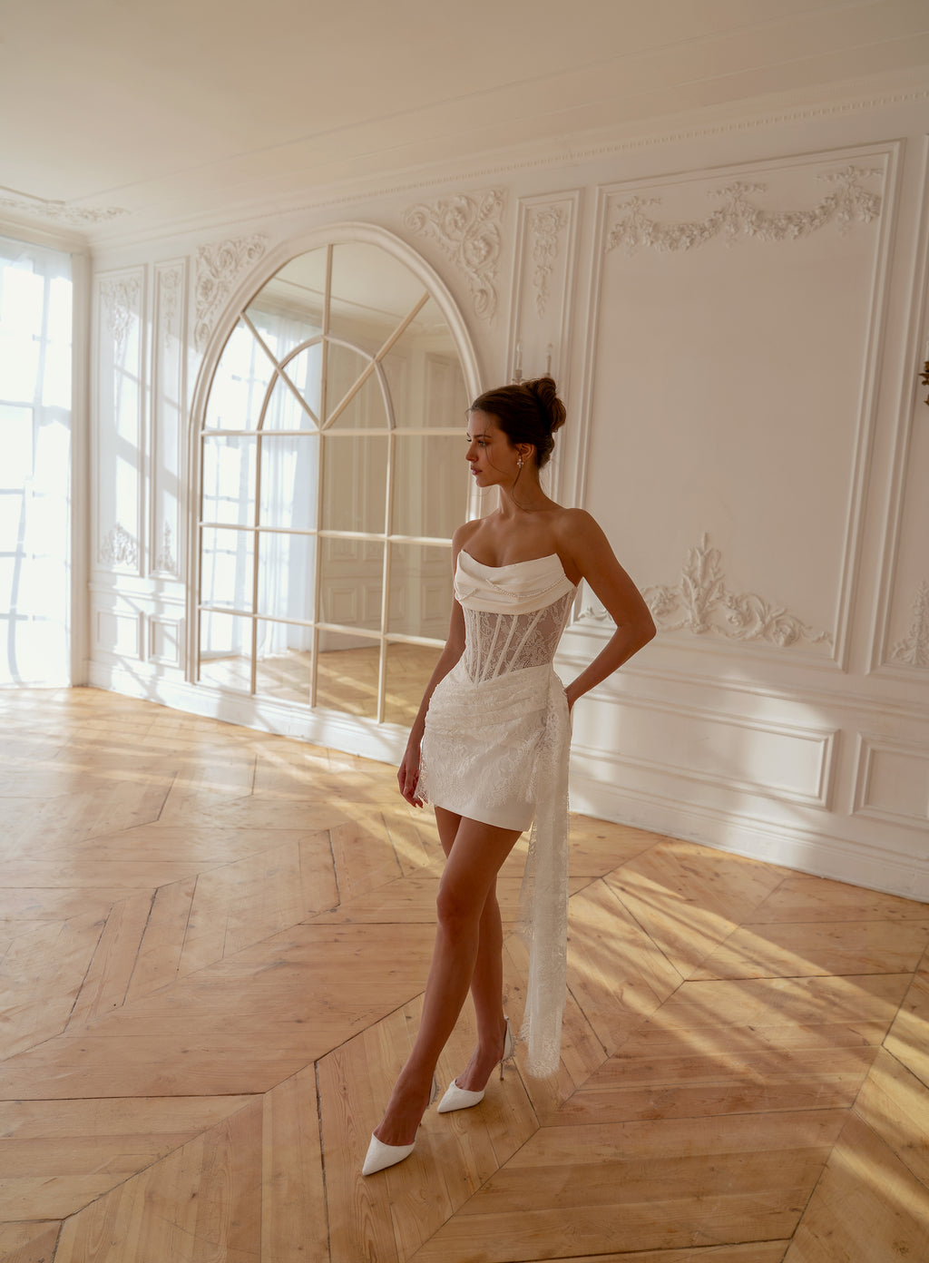 Eshli : la Robe de Mariée Courte Satin et Dentelle par Excellence.