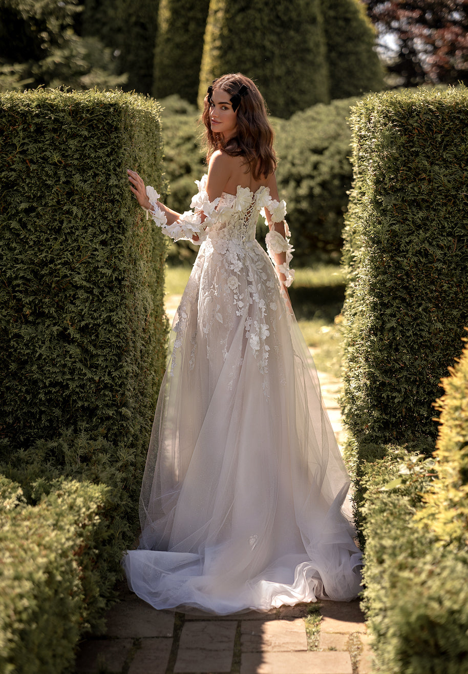 Evea : la Robe de Mariée Bohème à Fleurs par Excellence.