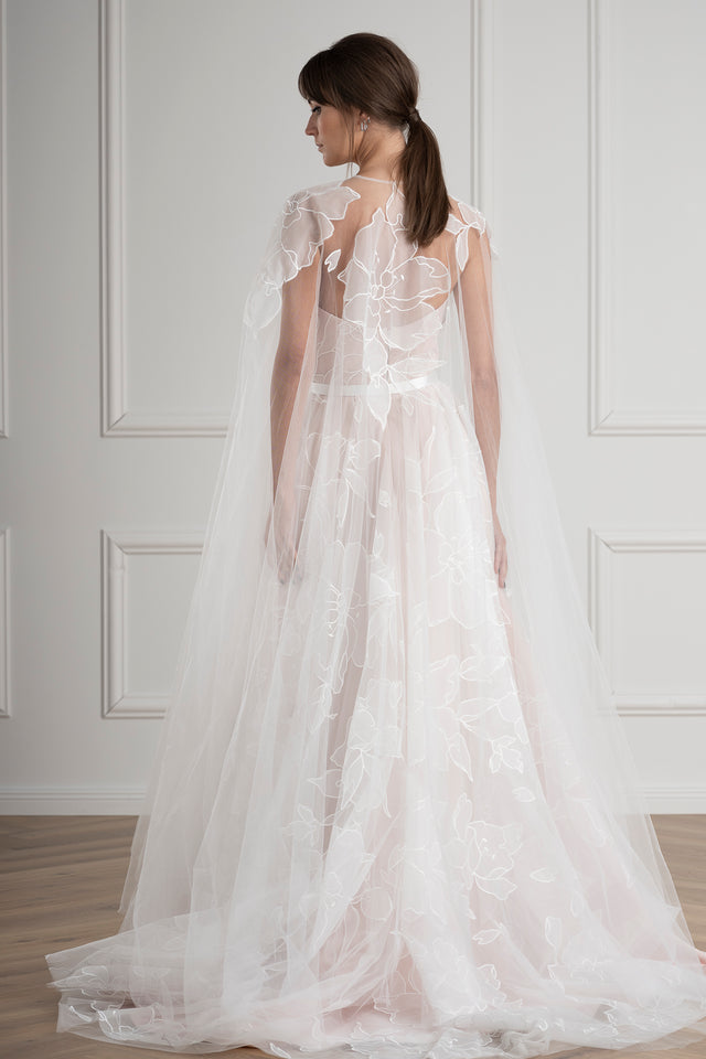 Antonia : la Robe de Mariée Bustier à Cape par Excellence.