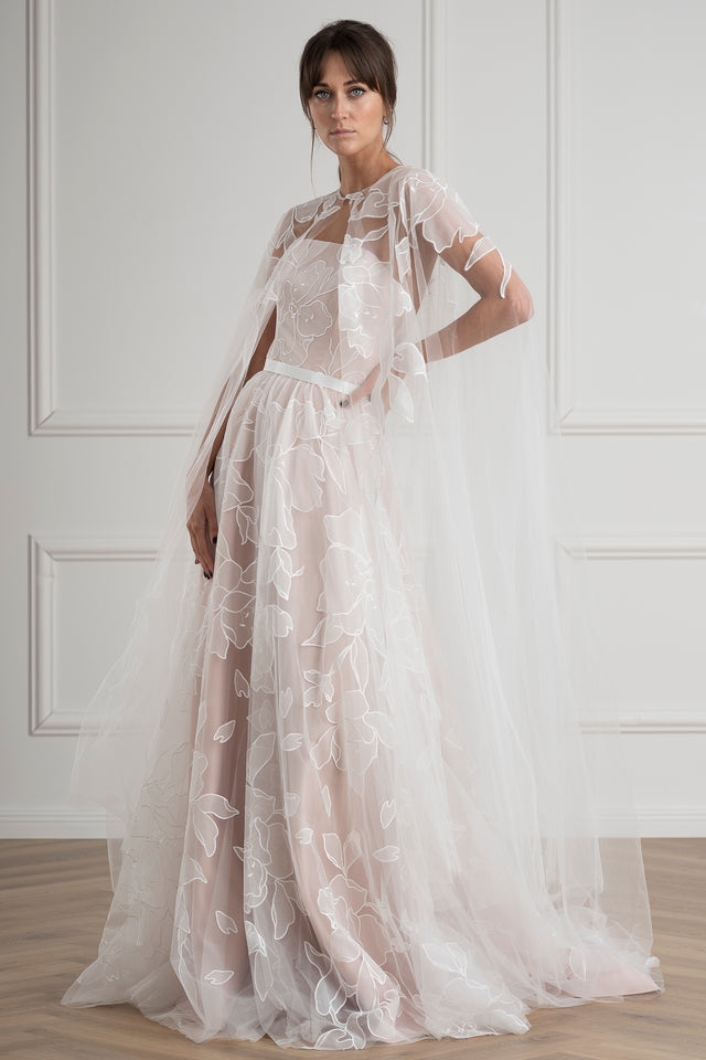 Antonia : la Robe de Mariée Bustier à Cape par Excellence.