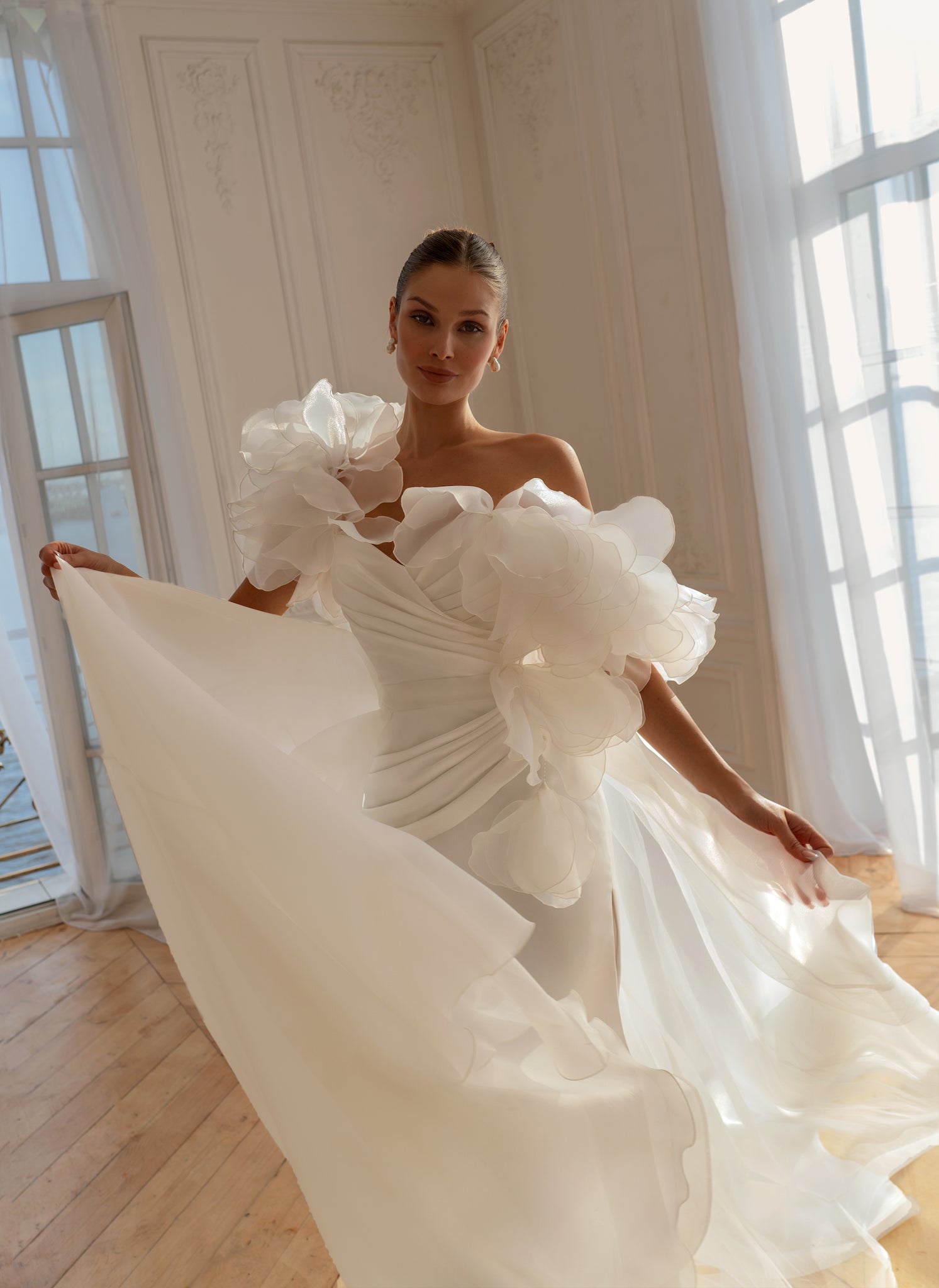 Gerbera : la Robe de Mariée Satin avec Manches Volumineuses par Excellence.