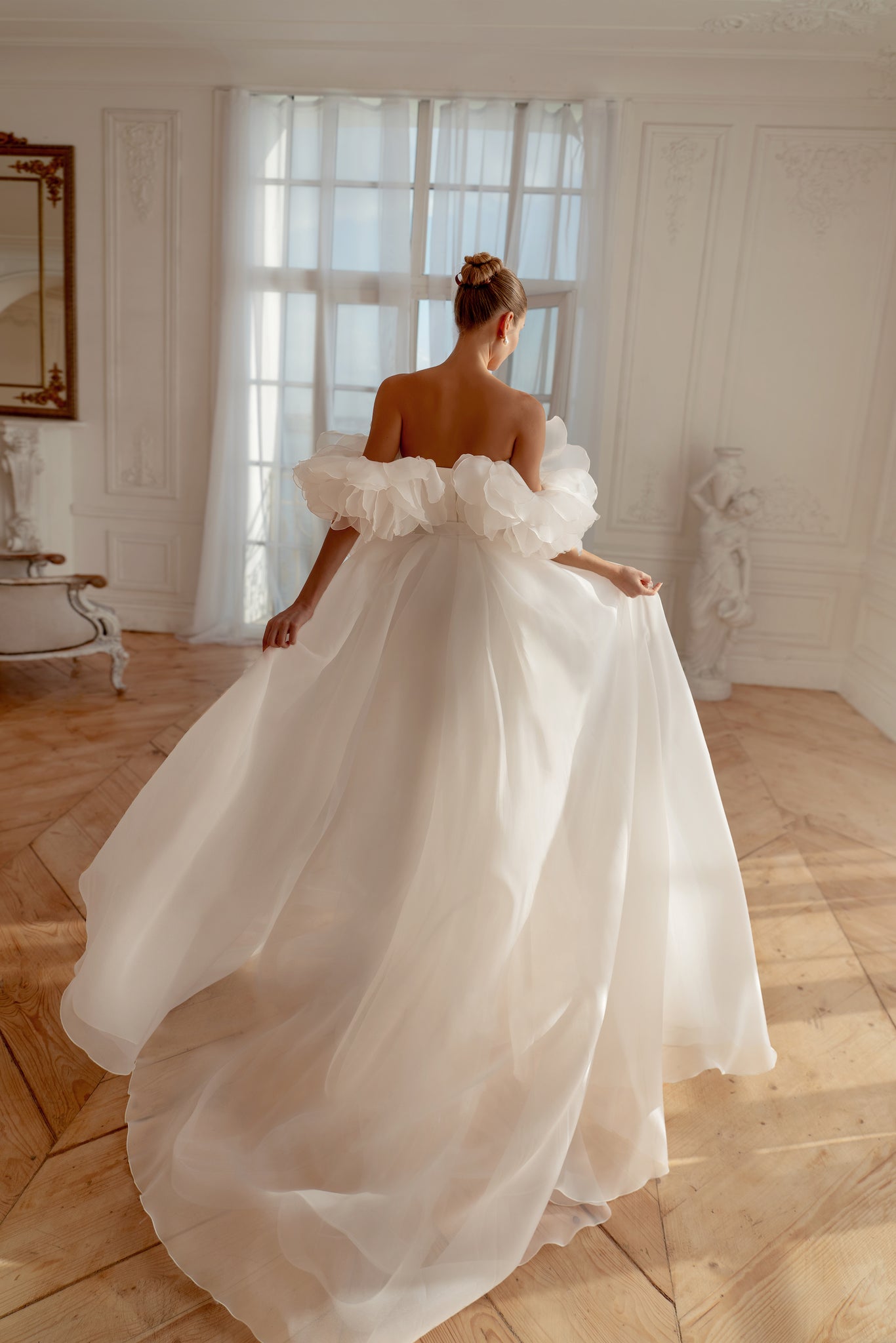 Gerbera : la Robe de Mariée Satin avec Manches Volumineuses par Excellence.