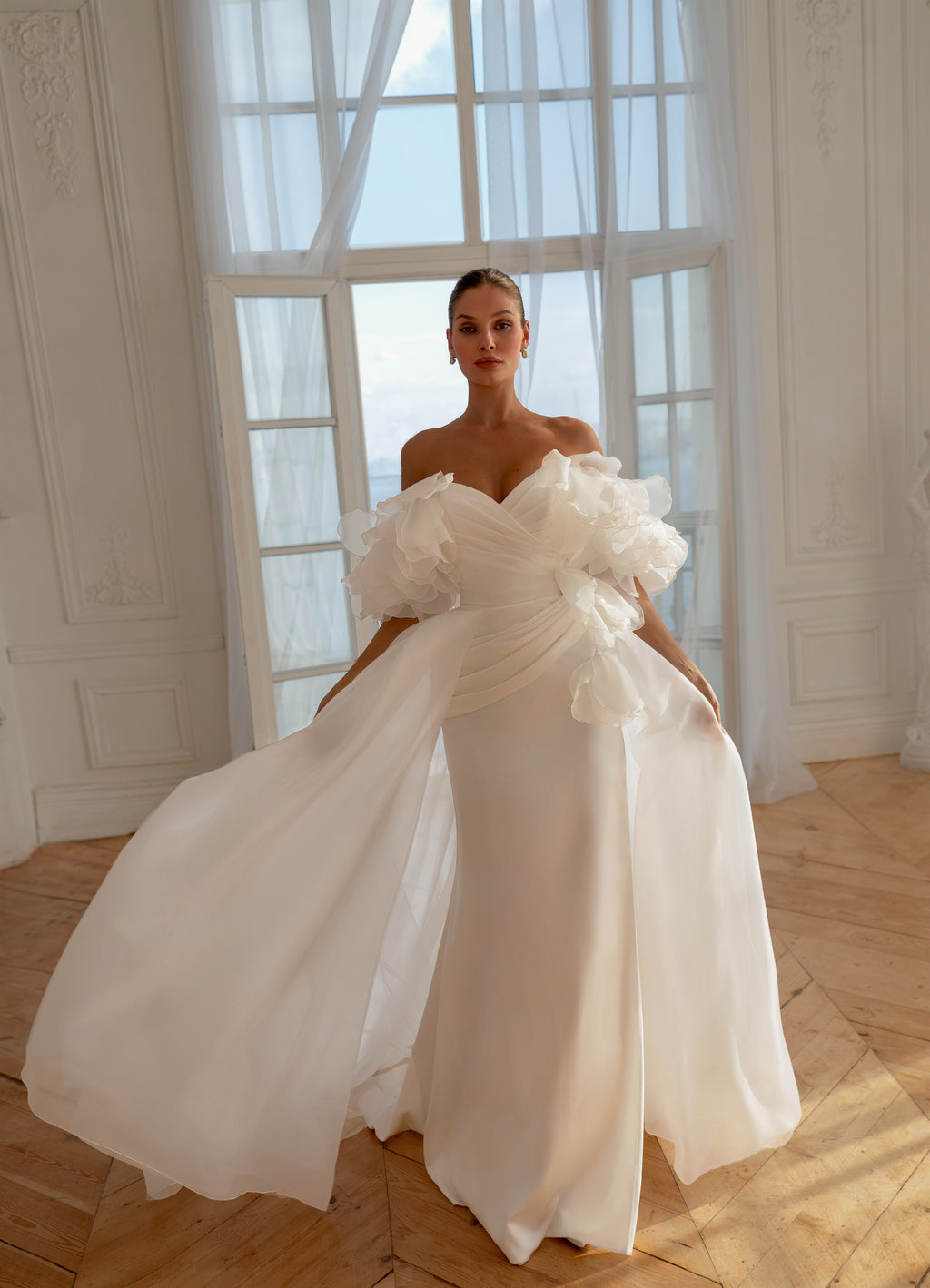 Gerbera : la Robe de Mariée Satin avec Manches Volumineuses par Excellence.