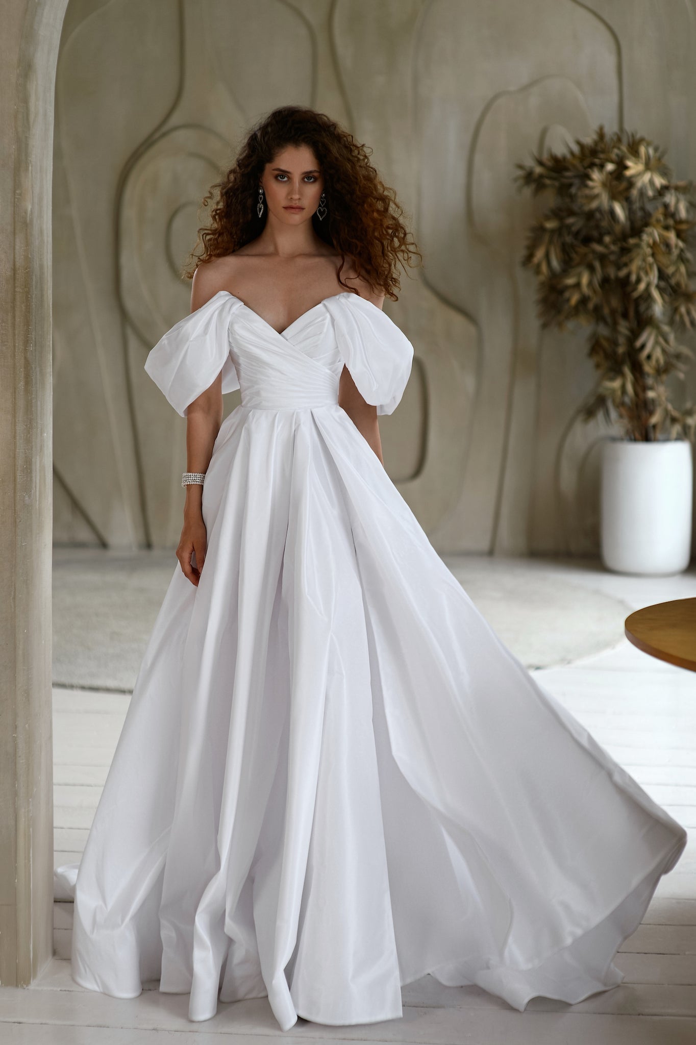 Linda : la Robe de Mariée Blanche Moderne par Excellence.