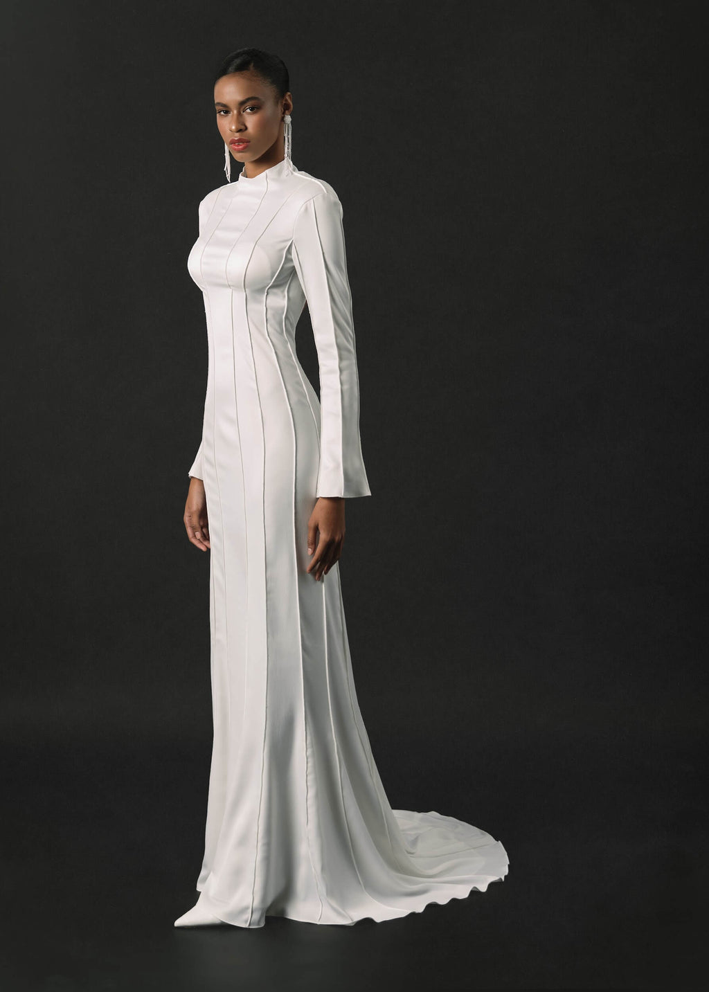 Mistral : la Robe de Mariée Moulante avec Dos Nu par Excellence.