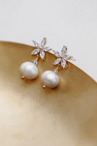 Boucles d’Oreilles "Blooming Beauty" : les Boucles de Mariage avec Clou en Cristal et Perle.