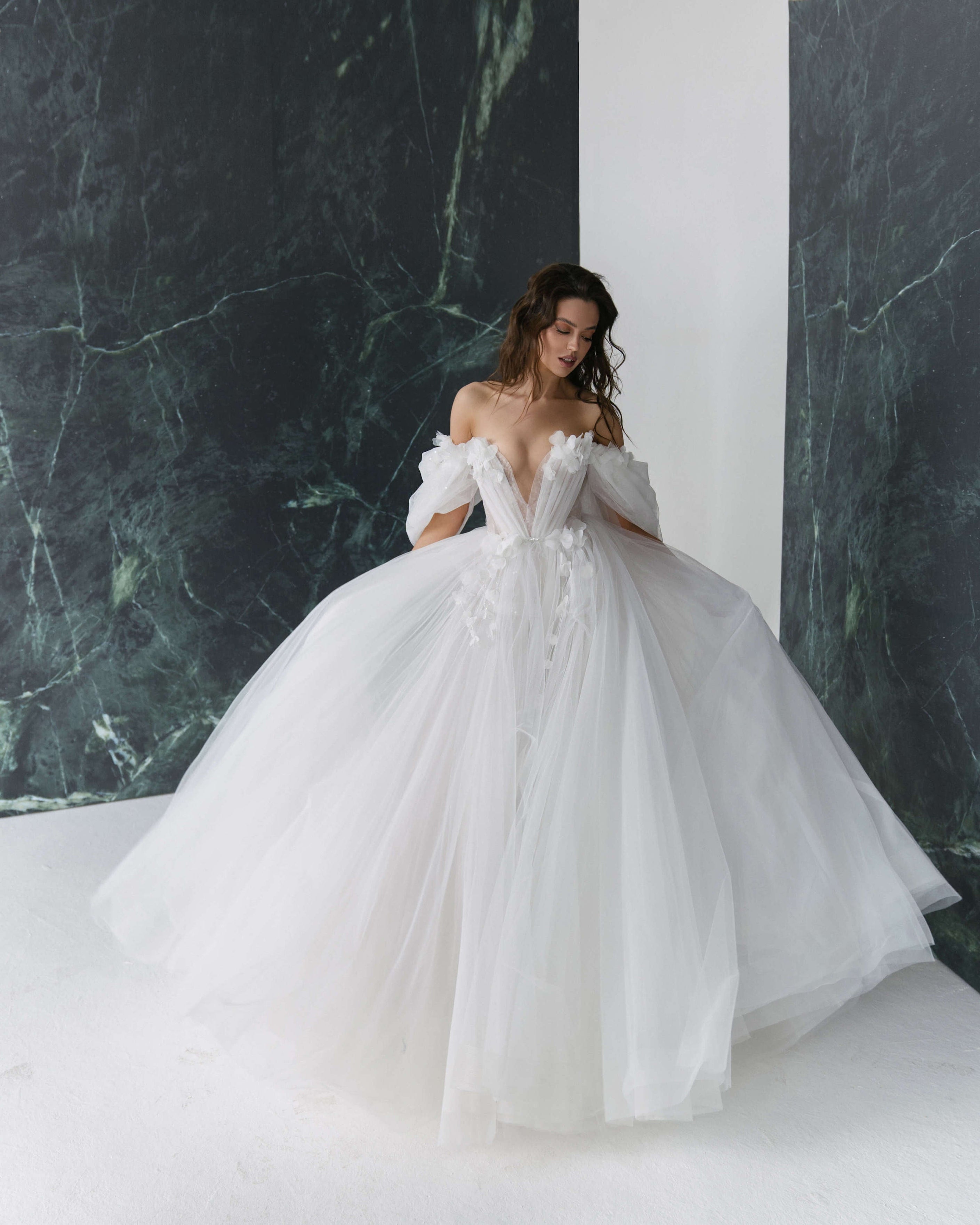 Melissa : la Robe de Mariée Blanche avec Volume et Fente par Excellenc ...
